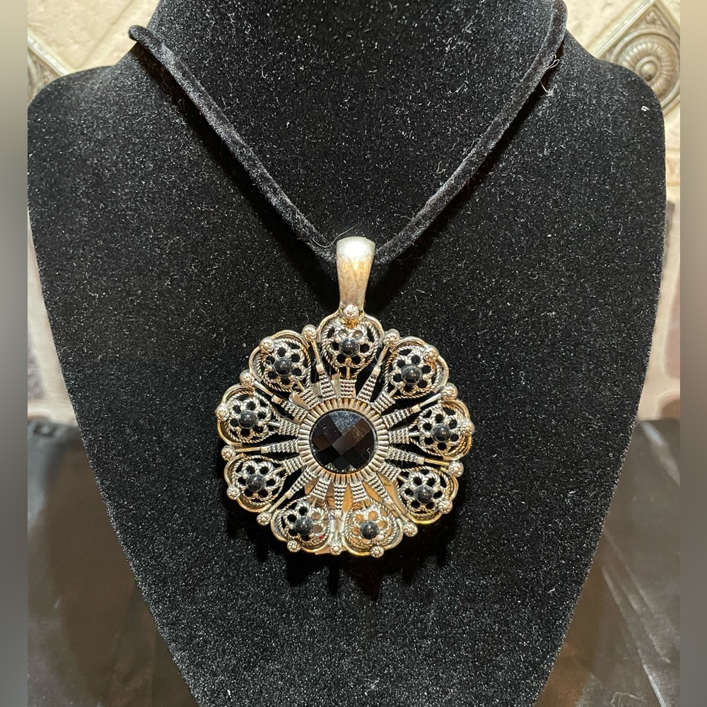 NWT Romance enhancer/pendant  on velvet necklace from Premier designs